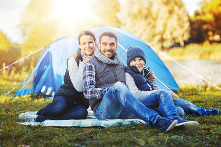 露营,旅游,徒步旅行人们的快乐的家庭帐篷营地场景营地帐篷的幸福家庭图片