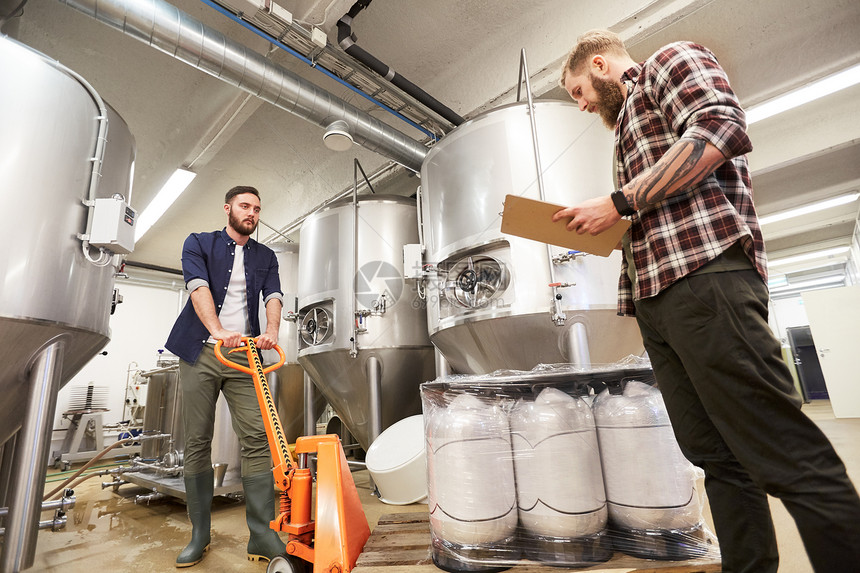 生产,商业人的男子与啤酒桶装载机剪贴板工作工艺啤酒厂非酒精饮料厂工艺啤酒厂啤酒桶剪贴板的男人图片