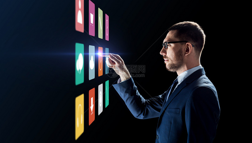 商业,人,增强现实未来的技术商人与菜单图标虚拟屏幕上的黑色背景虚拟屏幕上菜单图标的商人图片