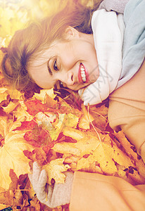 叶子上女孩季节人的美丽的轻女人躺地上秋天的叶子上美丽快乐的女人躺秋叶上背景