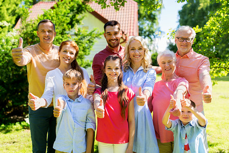 世代人的快乐的家庭肖像夏季花园夏天花园里快乐的家庭肖像图片