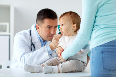 医学,医疗,儿科人的耳鼻喉科医生医生检查婴儿耳朵与耳镜临床医生诊所用耳镜检查婴儿耳朵背景图片