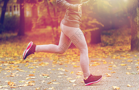 橡皮底帆布鞋健身,运动,人,穿健康的生活方式密切轻妇女秋季公园跑步轻女子秋天公园跑步背景