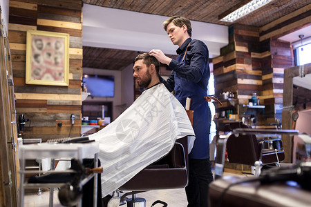 美容,美发人的男人理发师造型头发理发店理发店的男人理发师造型头发图片