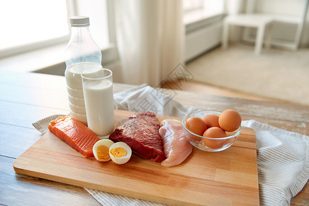 木制桌子上的天然蛋白质食物背景图片