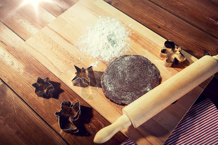 烘焙,烹饪,诞节食品姜饼,金属模具擀杖与花木制切割板顶部厨房生姜,模具擀杖背景图片