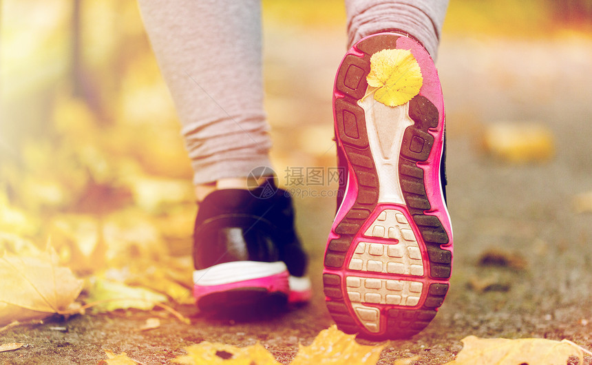 健身,运动,人,鞋类健康的生活方式接近轻妇女秋季公园跑运动鞋秋天穿运动鞋的女人的脚特写图片