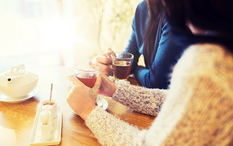 人,饮料约会的亲密的夫妇咖啡馆喝茶咖啡馆里亲密的情侣喝茶图片