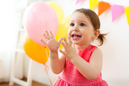 童,人庆祝快乐的女婴家里的生日聚会快乐的女婴家里的生日聚会上装饰高清图片素材