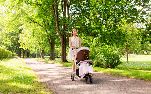 公园散步推宝宝长凳闲暇高清图片