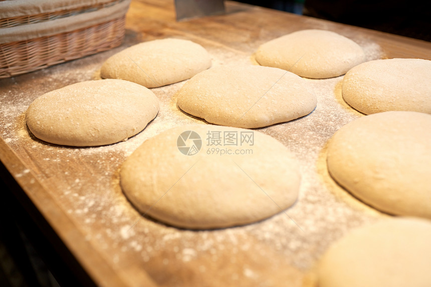 食物,烹饪烘焙酵母包上升木制厨房桌子包店包店厨房桌子上的酵母包图片