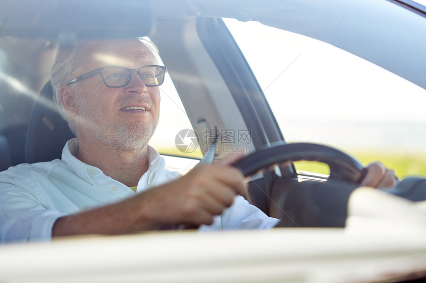 公路旅行,旅行老人的快乐的老人戴着眼镜开车戴眼镜的快乐老人开着车图片