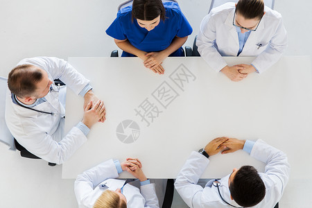 医学,医疗人的群医生坐空桌上群医生坐空桌前图片