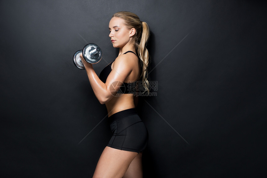 运动,健身人的轻的运动女用哑铃锻炼轻的运动女人用哑铃锻炼图片
