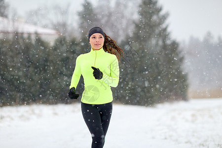 健身,运动健康的生活方式快乐的女人冬天户外跑步冬天快乐的女人户外跑步图片