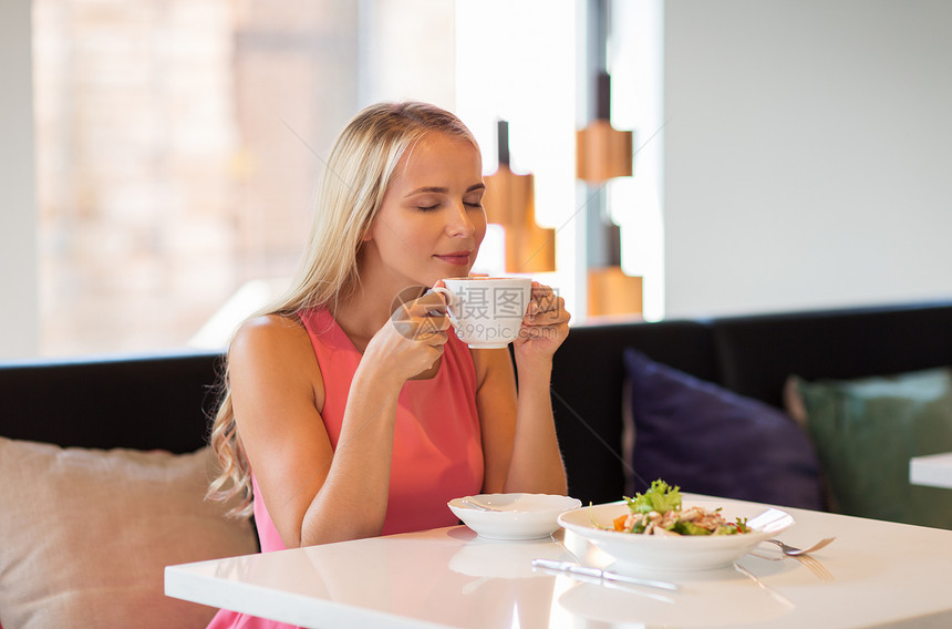 人与休闲的快乐的女人餐厅喝咖啡吃沙拉女人餐馆吃喝咖啡图片