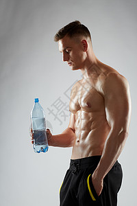 运动,健美,健身人的轻人健美与瓶水裸露的躯干带着瓶水的轻人健美运动员图片