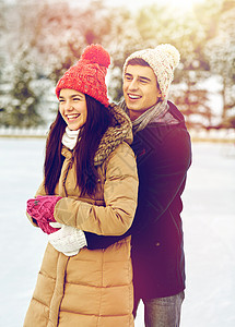 人们,冬天,爱休闲的快乐的夫妇拥抱溜冰场户外快乐的情侣户外溜冰场滑冰图片