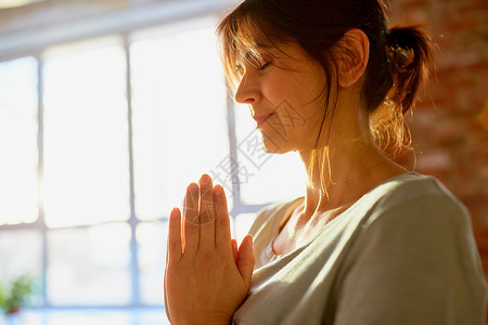 宗教信仰谐人的瑜伽女子瑜伽工作室冥想的特写瑜伽工作室冥想的瑜伽女子图片