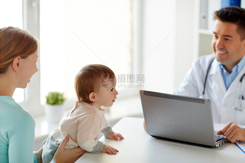 医学,医疗,儿科人的快乐的女人与婴儿医生与笔记本电脑诊所婴儿的女人带笔记本电脑的医生诊所图片