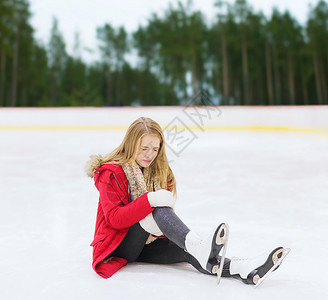 运动,创伤冬季轻的妇女膝盖受伤,溜冰场疼痛滑冰场膝盖受伤的轻女子图片