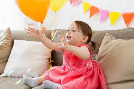 童,人庆祝快乐的女婴家里的生日聚会快乐的女婴家里的生日聚会上可爱的高清图片素材