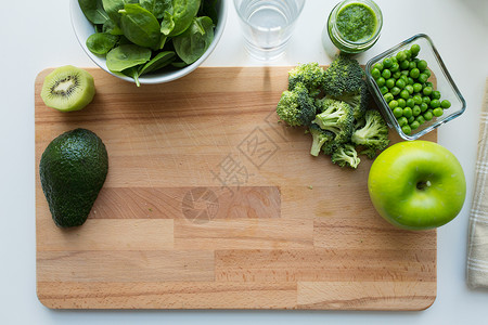 婴儿食品,健康饮食营养璃罐绿色蔬菜泥水果木板上蔬菜泥婴儿食品水果船上图片