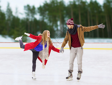冬季休闲的快乐的夫妇牵手滑冰场幸福的夫妇溜冰场牵手背景图片