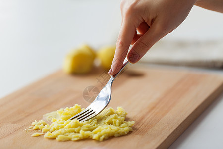用叉子刺一下婴儿食品,健康饮食营养用叉子木板上土豆泥用叉子船上土豆泥背景