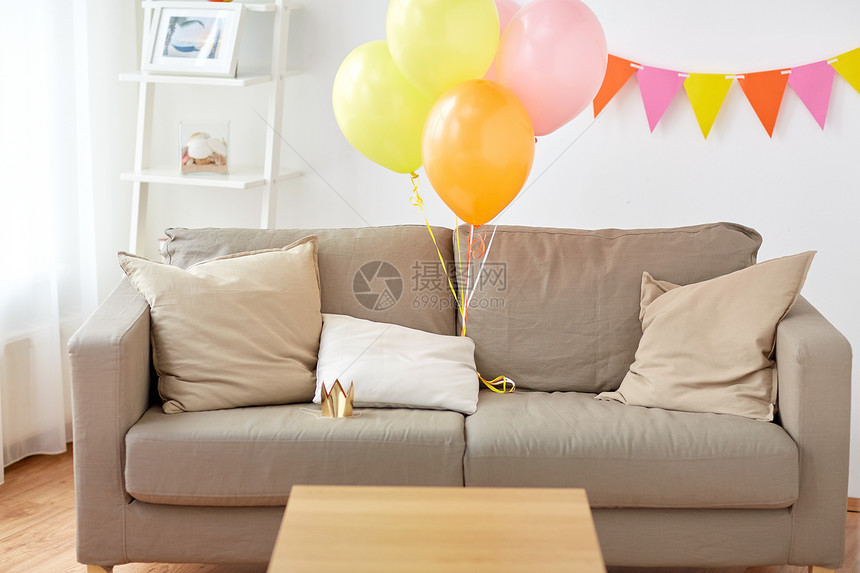 庆祝内部沙发与垫子舒适的家庭房间装饰生日聚会家庭房间的沙发装饰生日派图片