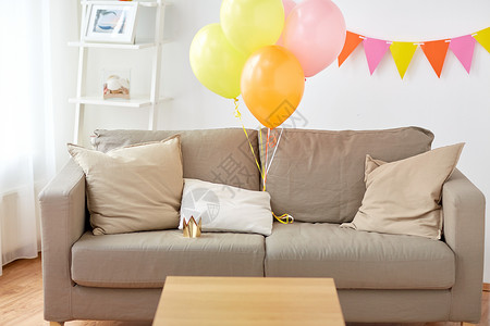 庆祝内部沙发与垫子舒适的家庭房间装饰生日聚会家庭房间的沙发装饰生日派图片