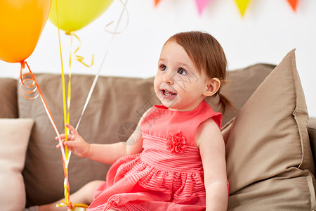 童,假期人的快乐的女婴带着气球生日聚会上家快乐的女婴家里的生日聚会上宝贝高清图片素材