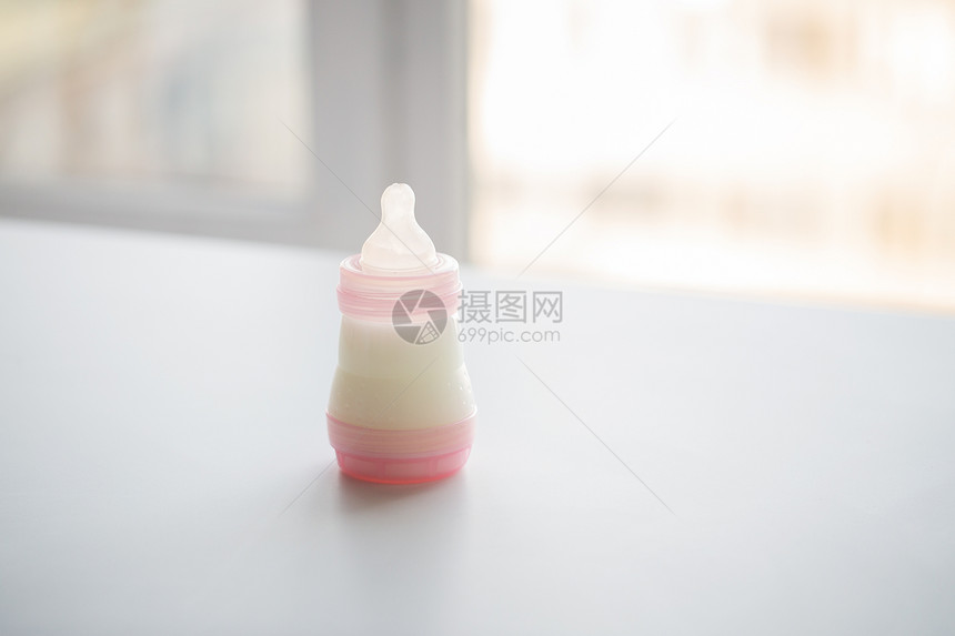 食物营养婴儿奶瓶中的婴儿奶粉婴儿奶瓶中的婴儿奶粉放桌子上图片