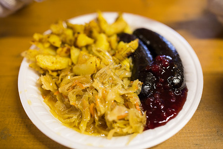 食物饮食红烧卷心菜,土豆香肠与蔓越莓酱盘子里炖卷心菜香肠,盘子里酱汁图片