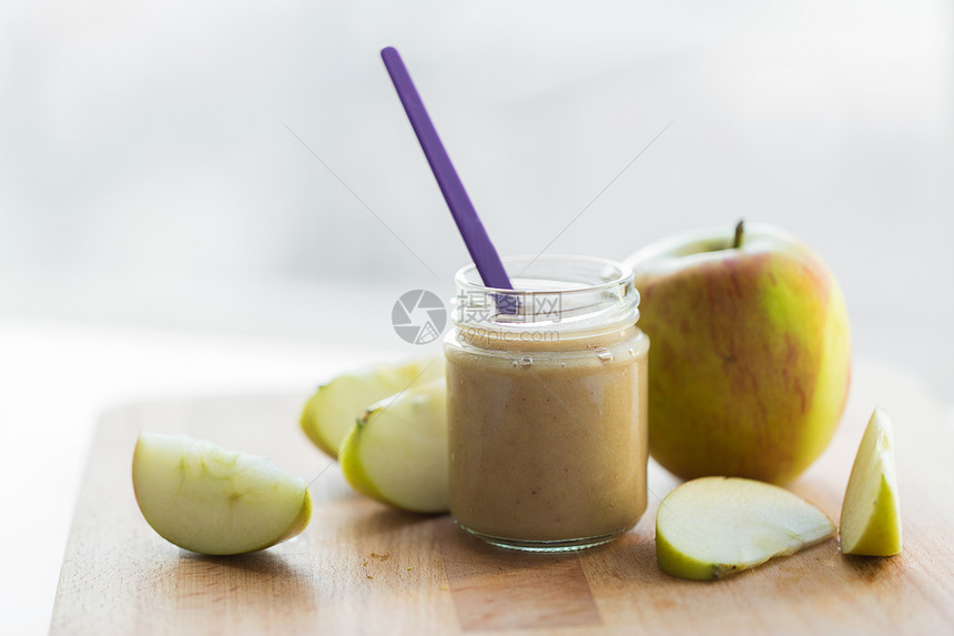 婴儿食品,健康饮食营养璃罐与苹果果泥木板上桌上苹果果泥婴儿食品的罐子图片