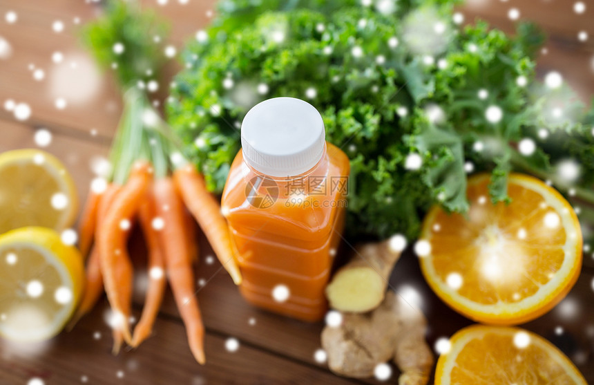健康的饮食,食物,饮食素食的瓶与胡萝卜汁,水果蔬菜木桌上的雪装胡萝卜汁水果蔬菜的瓶子图片