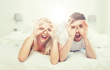 人,休息,爱,关系趣的幸福的夫妇躺床上,家里手指眼镜幸福的夫妇躺家里的床上图片