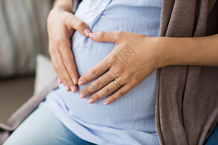 怀孕,爱人的密切孕妇手心肚子上靠近孕妇腹部心脏图片
