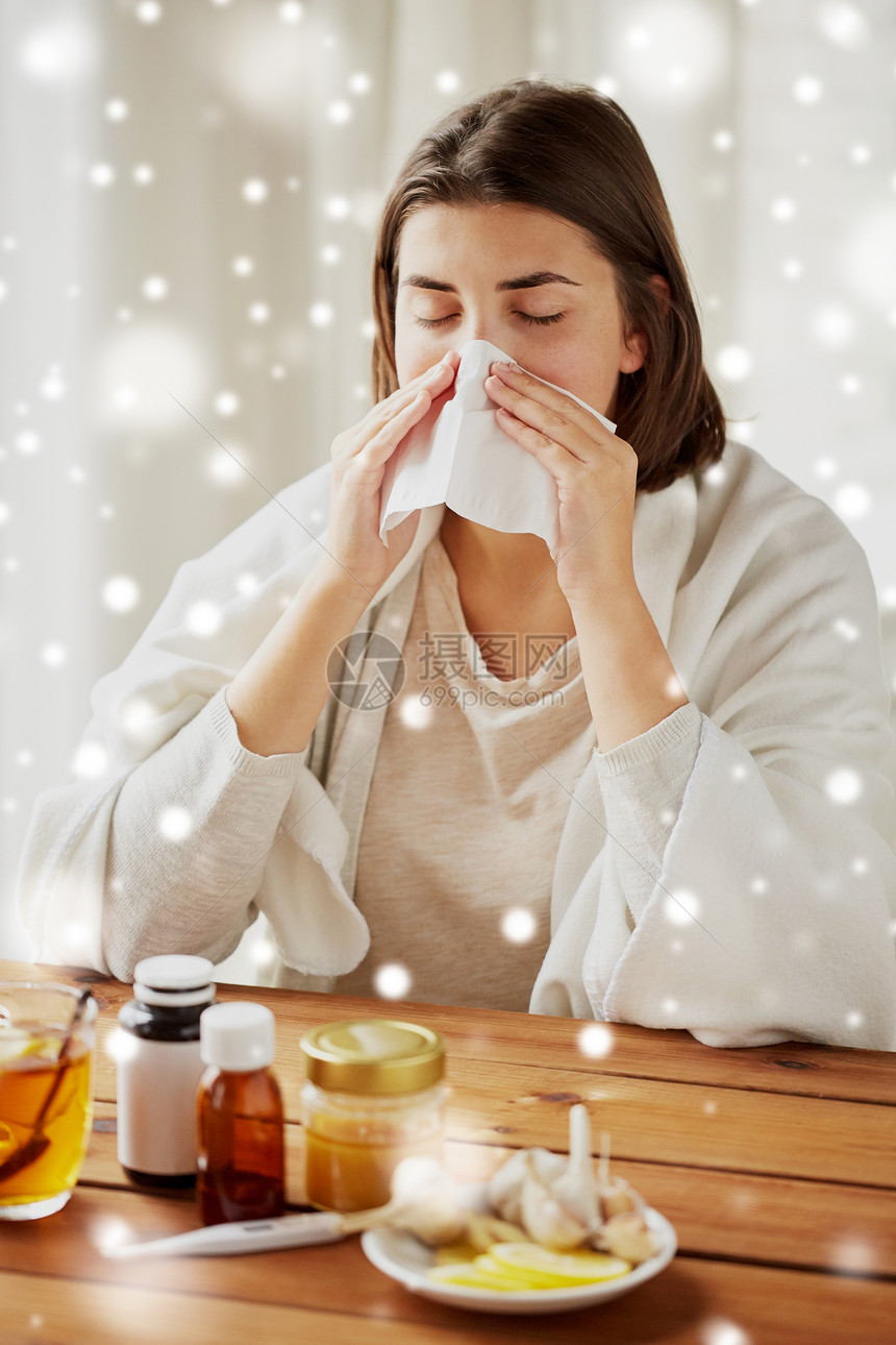 保健,流感,卫生,龄人的生病的女人用药物鼻子,家里擦雪生病的女人用药鼻子擦图片