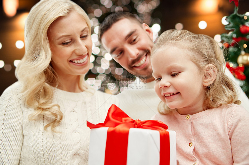 家庭,诞节,假日人的快乐的母亲,父亲小女儿与礼品盒灯光背景幸福的家庭家里带着诞礼盒图片