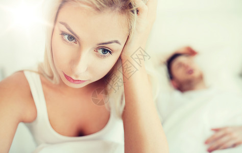 人,健康,睡眠障碍的夫妇床上家,男人打鼾轻的女人失眠清醒的女人床上失眠图片
