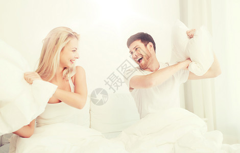 人,家庭,乐趣,就寝时间趣的快乐的夫妇枕头打架家幸福的夫妇床上打枕头战背景