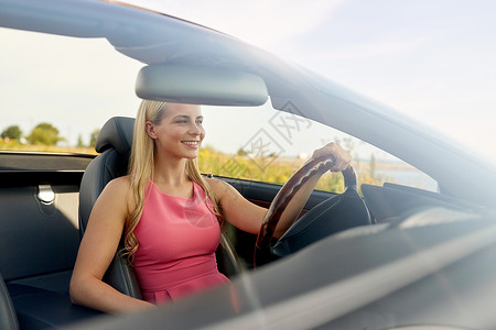 旅行,公路旅行人们的快乐的轻女人驾驶敞篷车快乐的轻女人开着敞篷车夏天高清图片素材