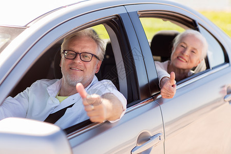公路旅行,旅行老人的快乐的老夫妇开车,竖大拇指长的夫妇开车,竖大拇指图片