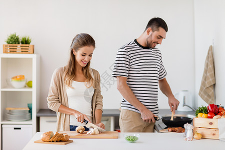人健康的饮食夫妇烹饪食物家里厨房夫妇家里厨房饭高清图片
