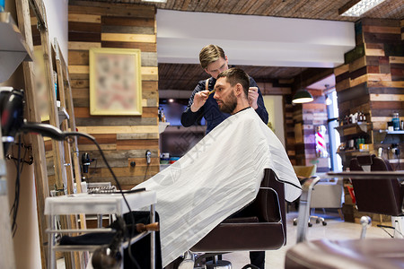 美容,美发人的男人理发师与剪刀剪头发理发店理发师理发师理发店理发图片