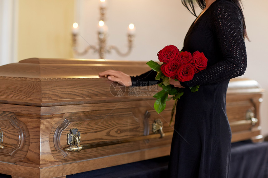 葬礼,人们哀悼的快乐的女人带着红玫瑰棺材教堂的葬礼上葬礼上带着红玫瑰棺材的悲伤女人图片