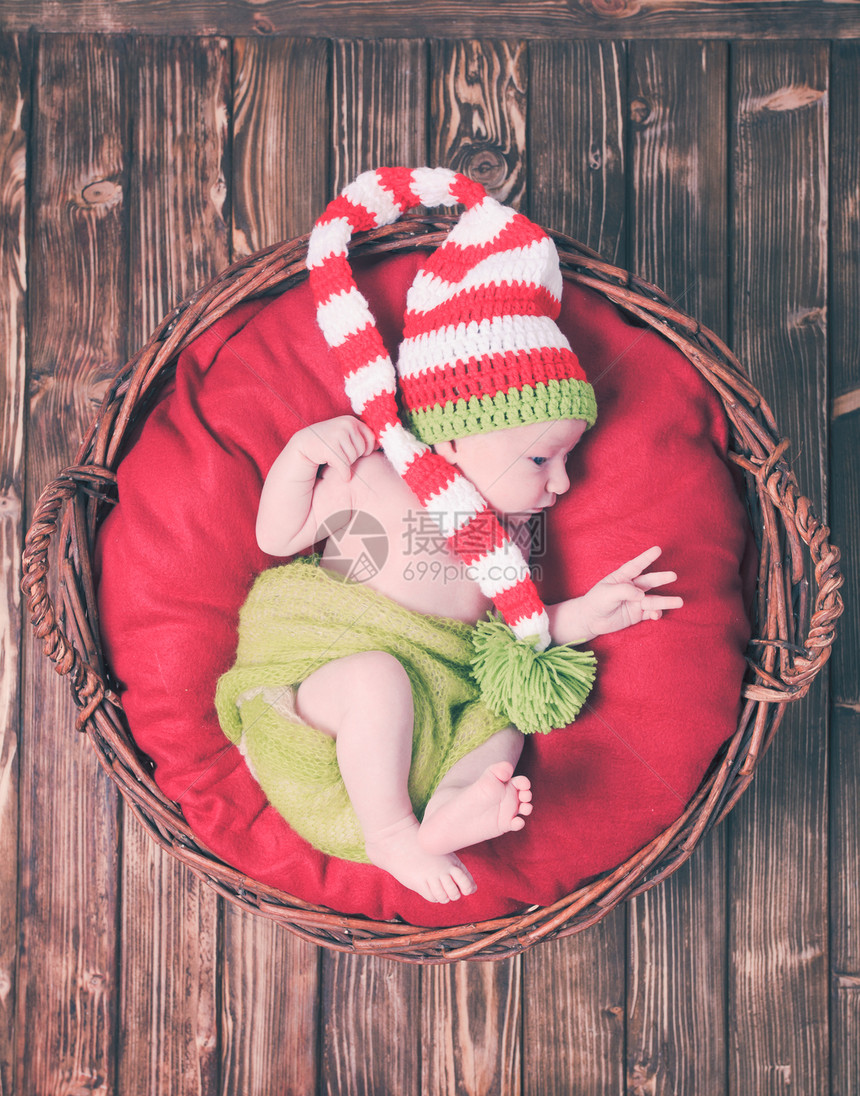 戴帽子的新生婴儿,篮子里的红毯子图片