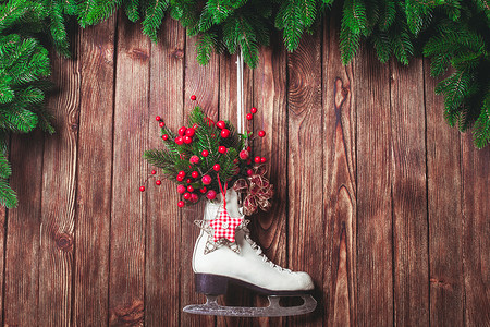 白色溜冰鞋诞节装饰的溜冰鞋木墙上诞节装饰的溜冰鞋背景