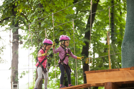 孩子们冒险公园的障碍课程山上头盔安全设备冒险公园的障碍课程图片